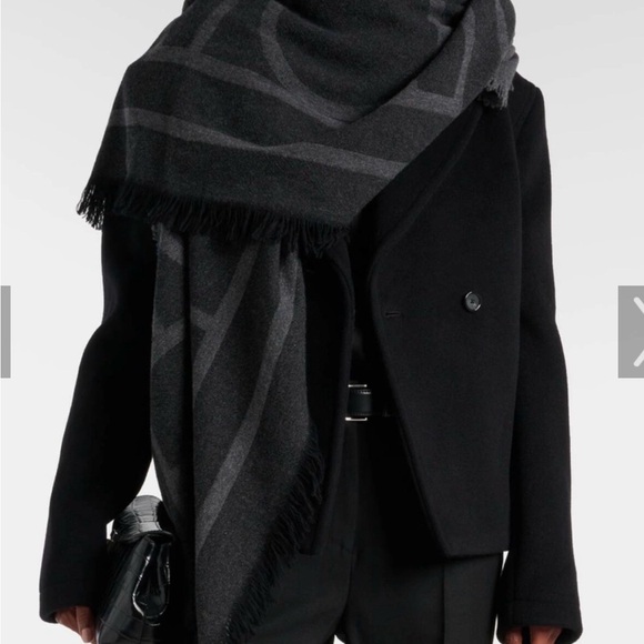 Authentic Toteme monogram scarf - Picture 2 of 7